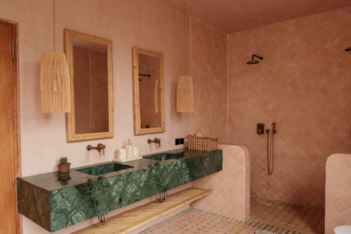 bagno tropicale con lavabo doppio in marmo verde