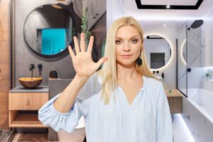 Donna mostra il palmo della mano