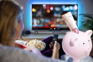 Salotto con televisore, salvadanaio con 10 euro