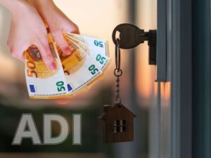Scritta adi chiavi di casa e banconote da 50 euro