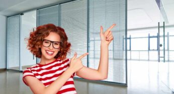 Dividere soggiorno e cucina con stile ed eleganza con una parete a vetro: farai invidia a tutti