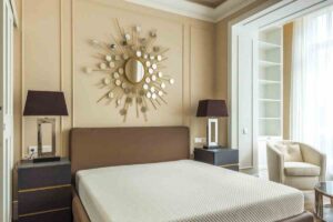 Camera da letto con specchio sopra la testata