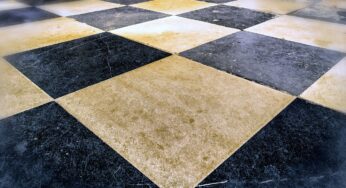 Muffa tra le fughe del pavimento? Ecco come prevenirla e rimuoverla se c’è già (SENZA bicarbonato o aceto!)