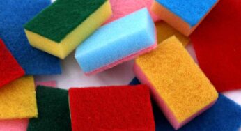 Spugne della cucina, lo sapevi che sono diverse in base al colore? Come scegliere quella giusta