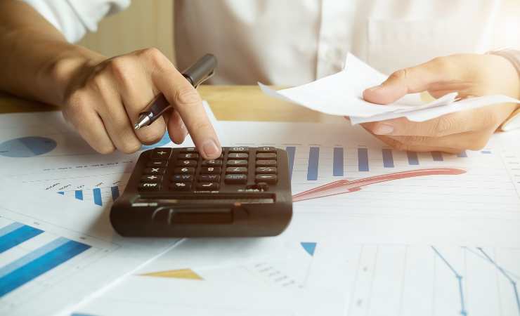 Perosna controlla le bollette e utilizza la calcolatrice
