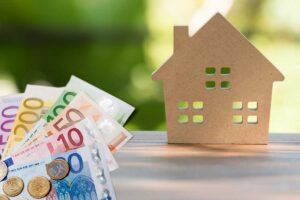Sagoma di una casa, banconote in euro