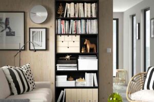libreria Billy Ikea a cui è stato cambiato il colore in soggiorno