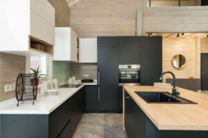 cucina con mobili laccati di nero e bianco opaco con piano di lavoro in legno