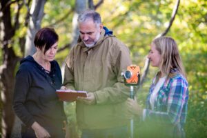 Persone che discutono in mezzo agli alberi