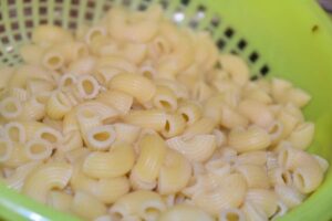 Scolapasta con dentro pasta