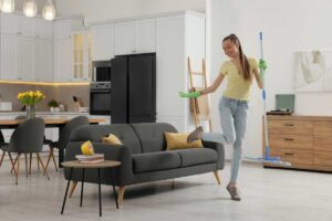 Donna felice all'interno di un salotto ordinato
