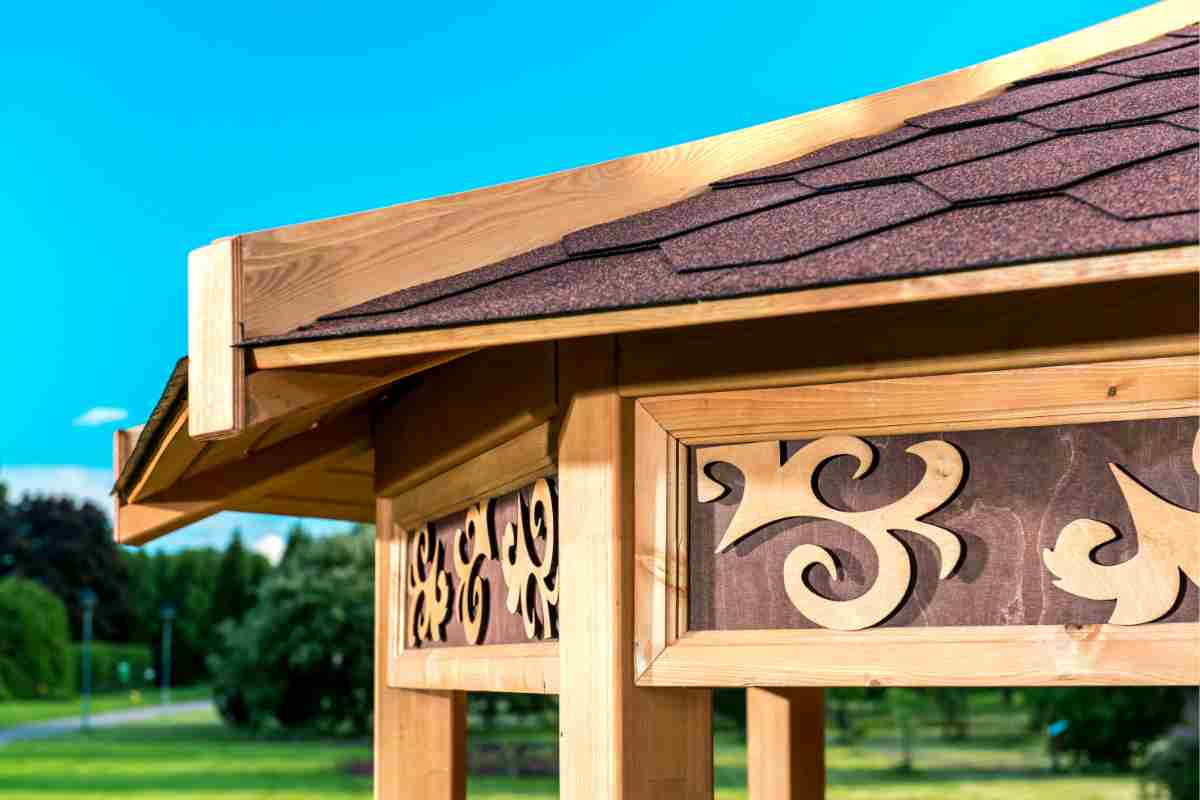gazebo in legno verniciato con intarsi