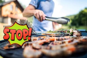 Uomo fa barbecue e scritta stop