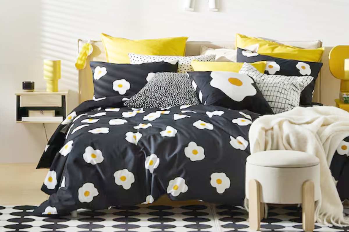 Camera da letto con copriletto margherite