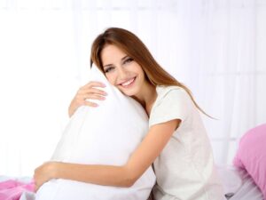 donna che abbraccia cuscino