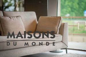 Divano chiaro e scritta Maison du monde