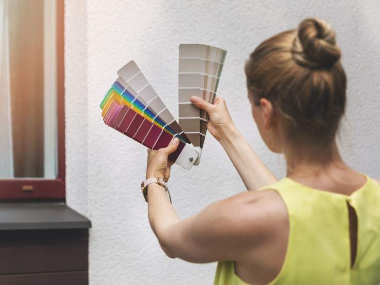 donna scelta colori
