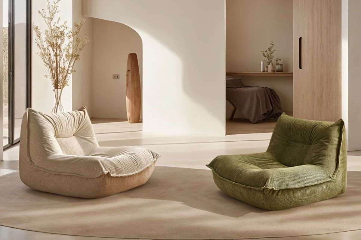 Poltrona Scandinava USZAK Con Poggiapiedi – Rivestita Beige C02, Braccioli Regolabili E Struttura In Legno