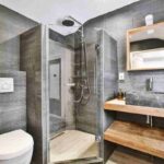 bagno con mattonelle grige