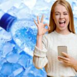 Ragazza occhiolino bottiglia d'acqua congelata