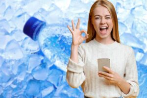 Ragazza occhiolino bottiglia d'acqua congelata