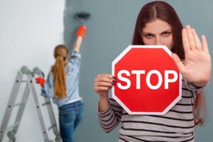 Donna con uno stop in mano