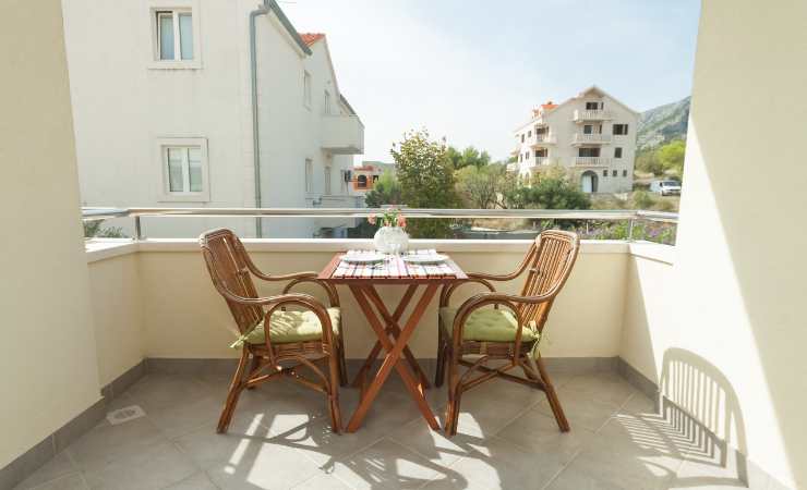 Balcone attrezzato con tavolo e sedie
