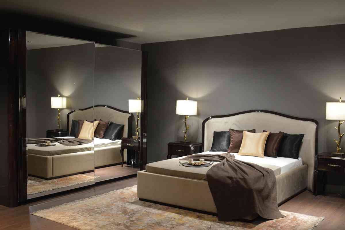 camera da letto lussuosa con specchi che ricoprono interamente le ante dell'armadio