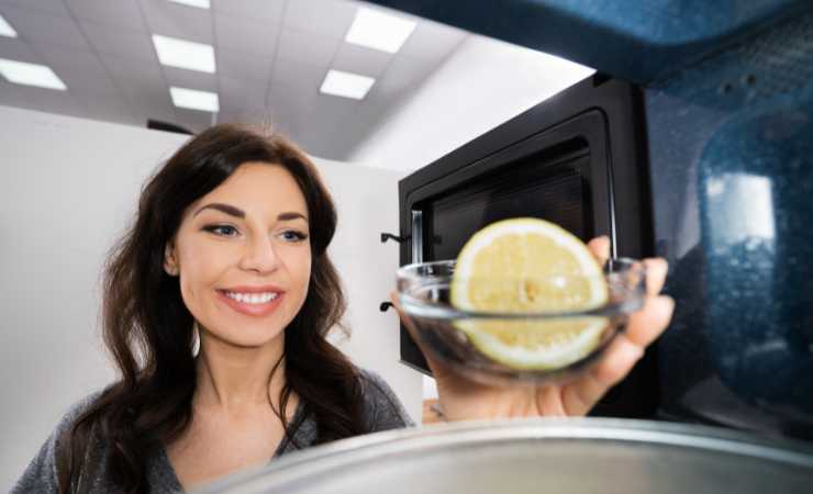 Donna inserisce il limone in microonde