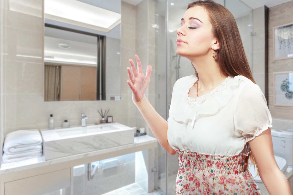 Ragazza annusa l'aria in bagno