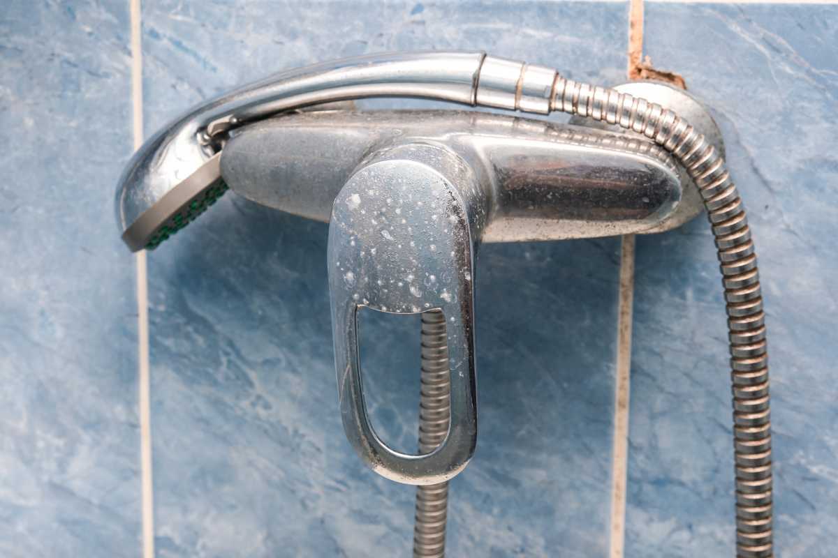 Rubinetto della vasca pieno di calcare