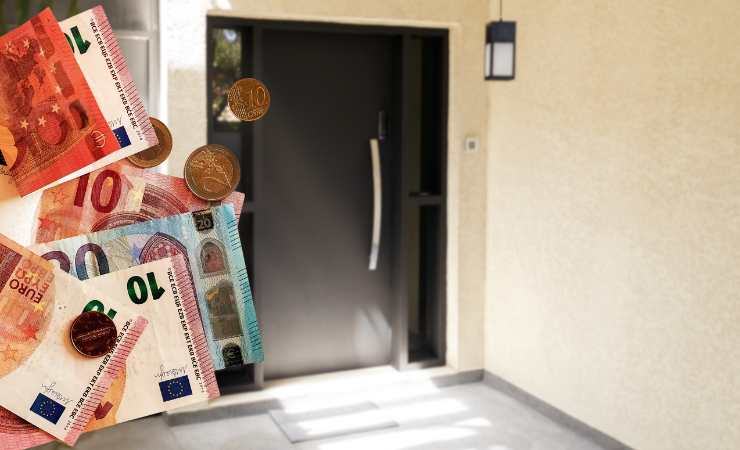 Ingresso della porta, banconote e monete
