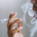 profilo di uomo che fuma