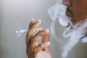 profilo di uomo che fuma