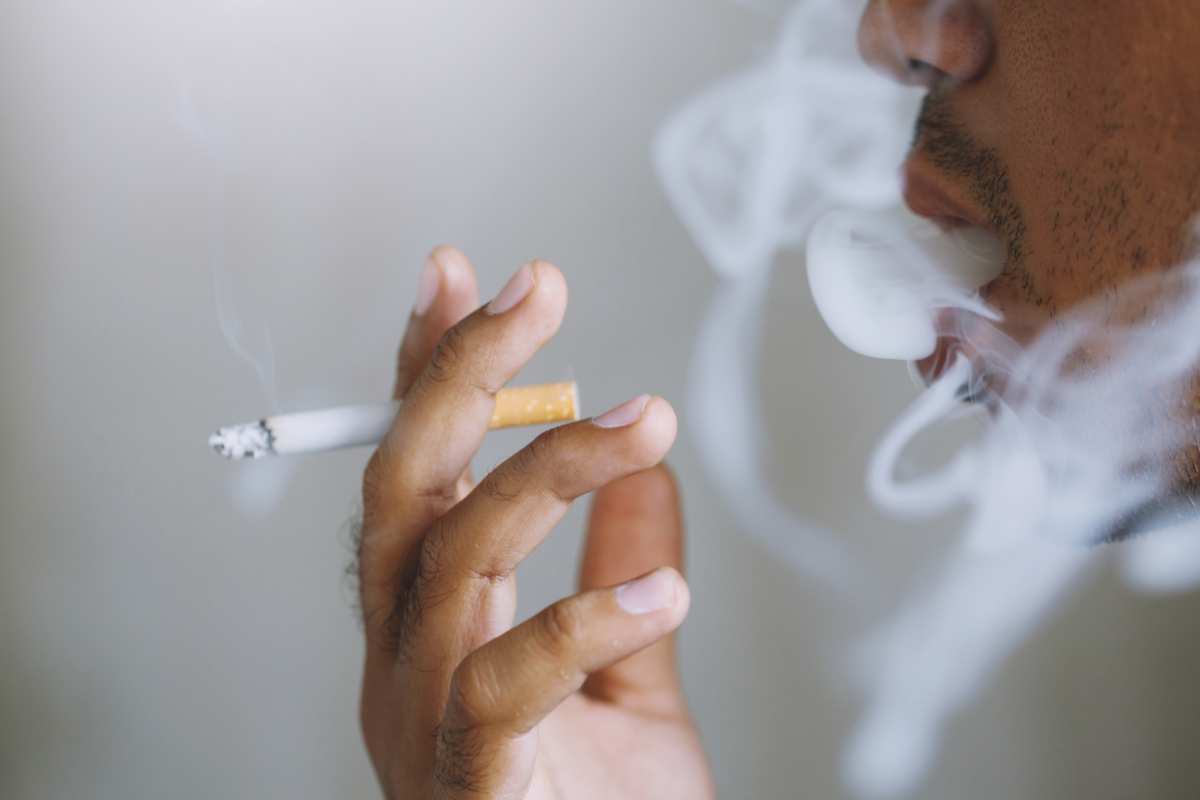 profilo di uomo che fuma