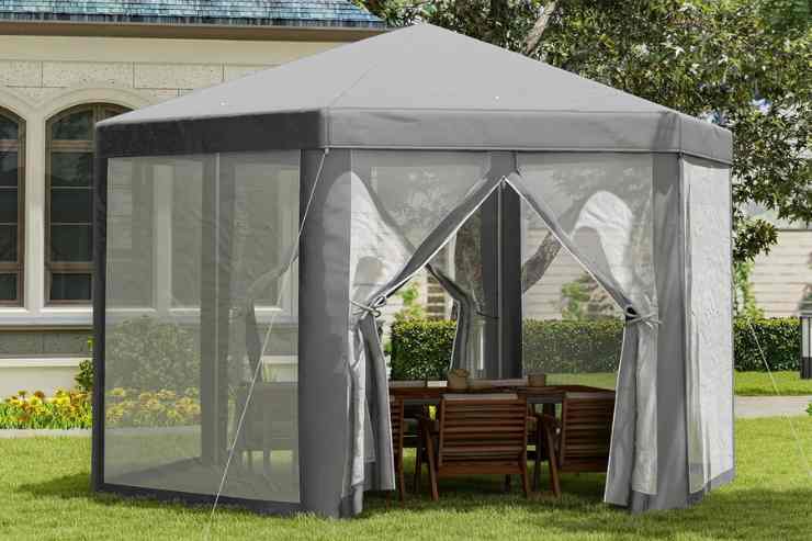 Gazebo con zanzariera Outsunny in giardino