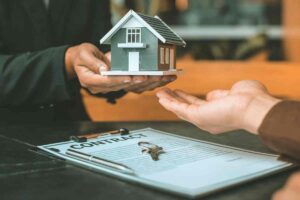 casa che passa tra due mani