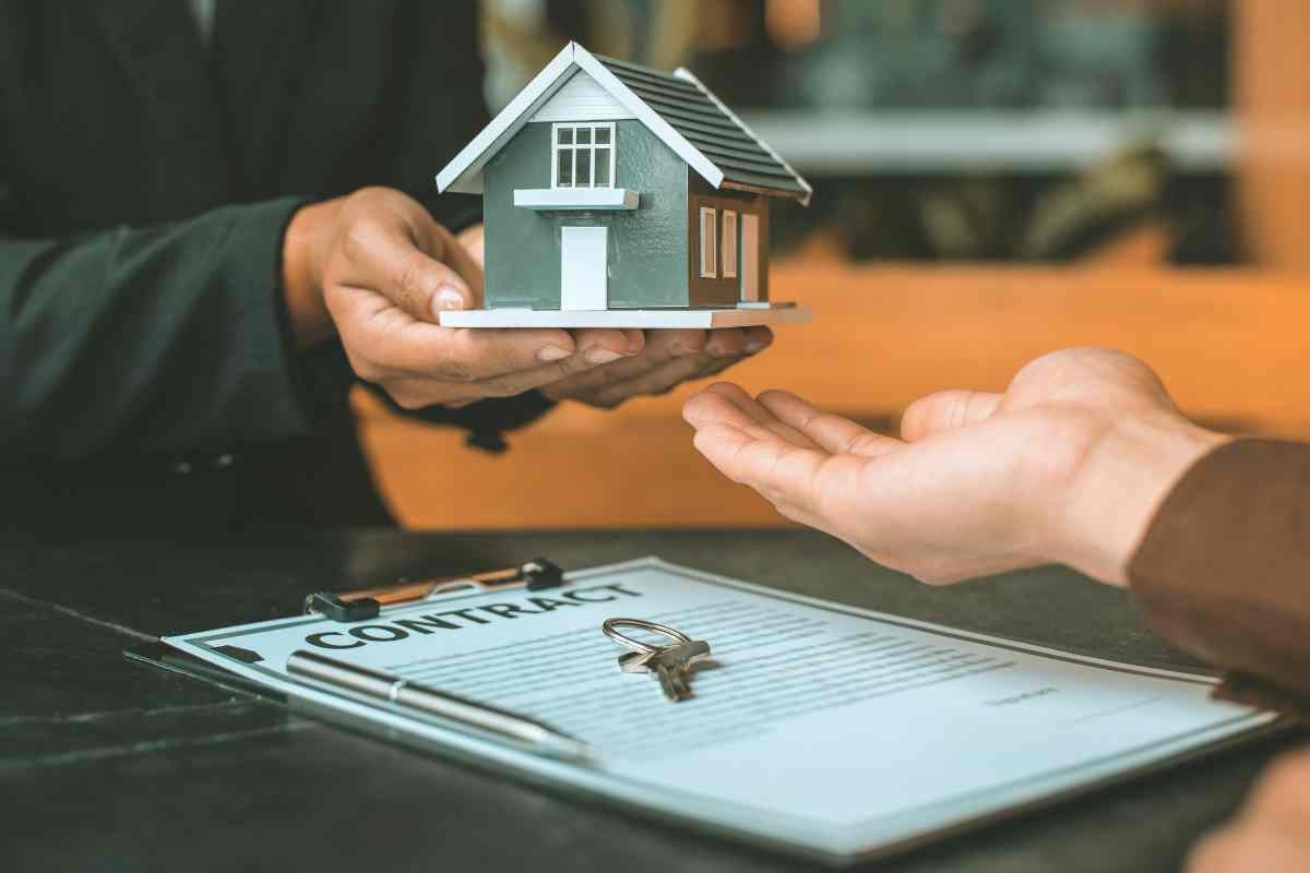 casa che passa tra due mani