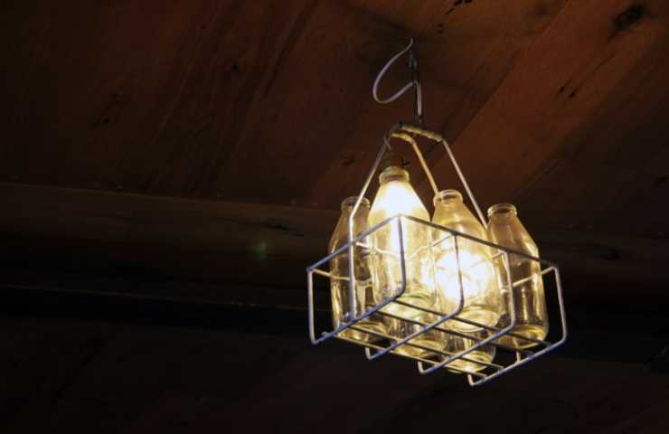 Lampadario realizzato con bottiglie