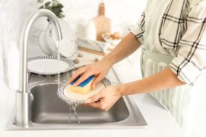 Lavandino, persona che lava un piatto