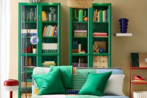 Soggiorno arredare con due librerie colorate Ikea
