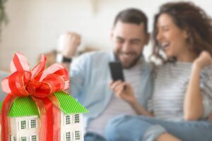 Persona felice casa legata con un fiocco