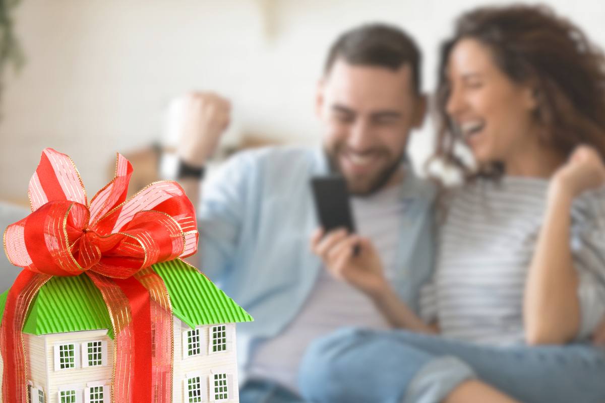 Persona felice casa legata con un fiocco
