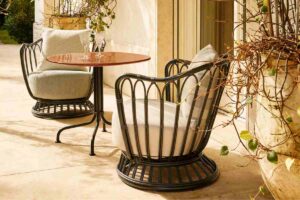 patio arredato con mobili di design Gubi in offerta