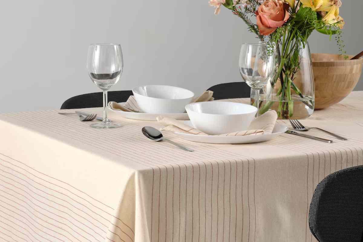 tavola apparecchiata con tovaglia VIPSTARR ikea