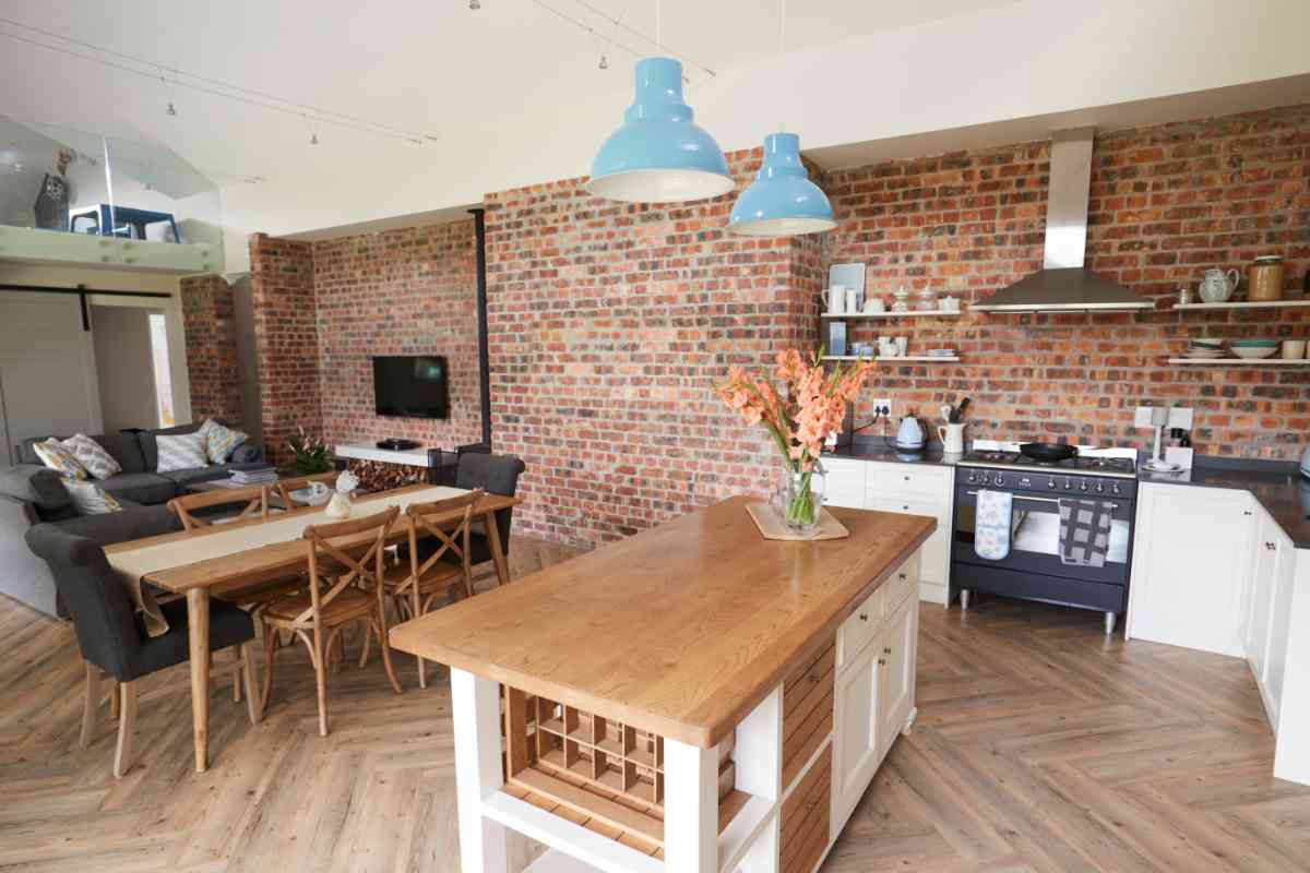 Open Space soggiorno cucina con mobili in legno