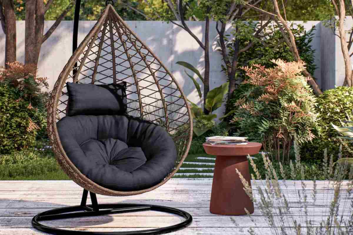 una delle poltrone sospese Deghi in offerta in una zona del patio in giardino