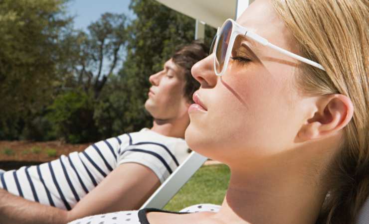 Due persone prendono il sole in giardino