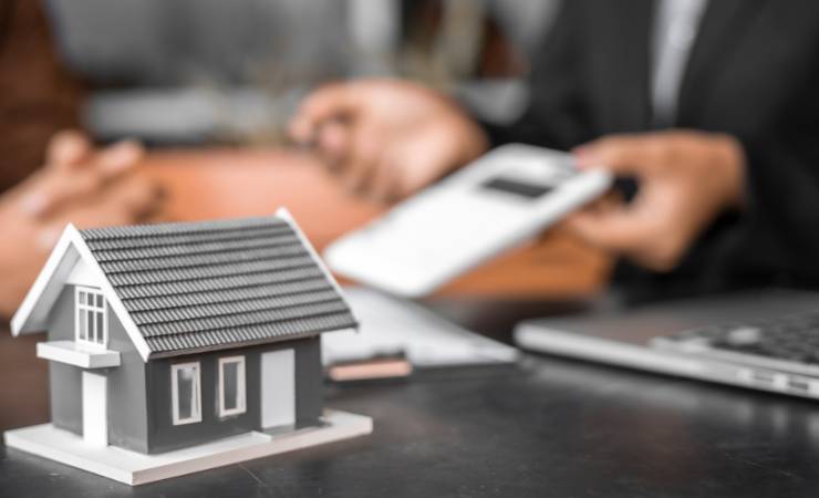 Sagoma di una casa in primo piano