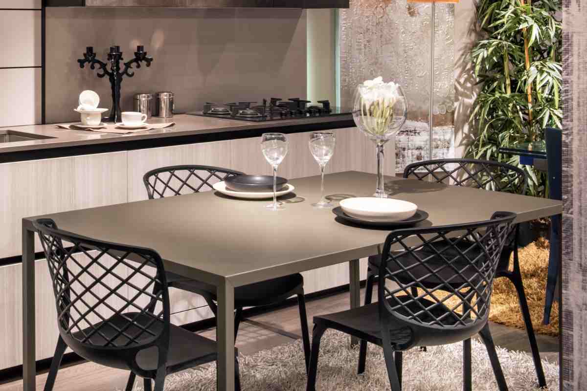 Tavolo rettangolare in una cucina piccola